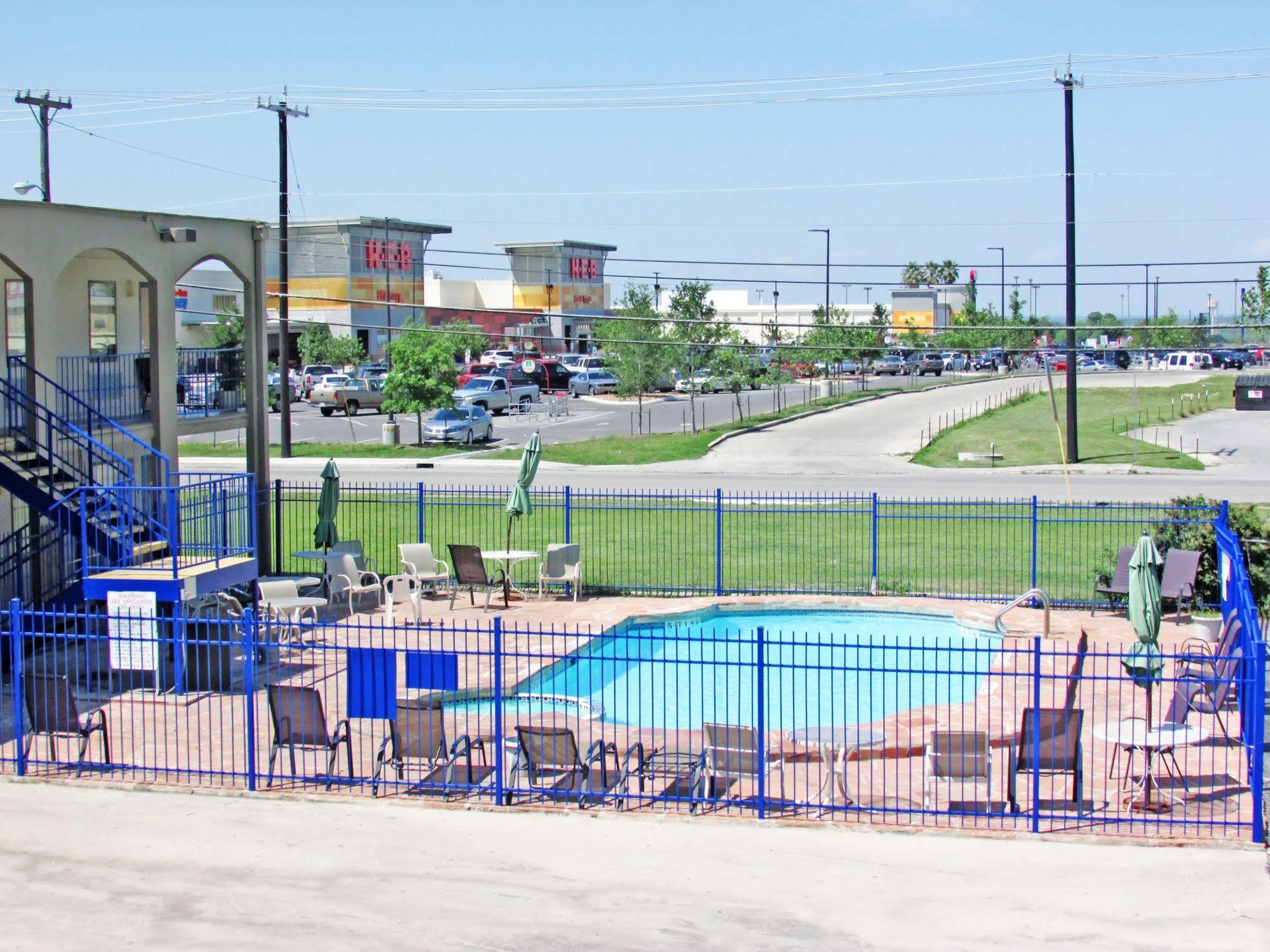Oyo Hotel San Antonio Lackland Air Force Base West ภายนอก รูปภาพ